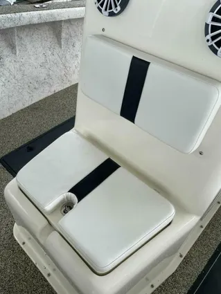 Custom 31 Center Console image