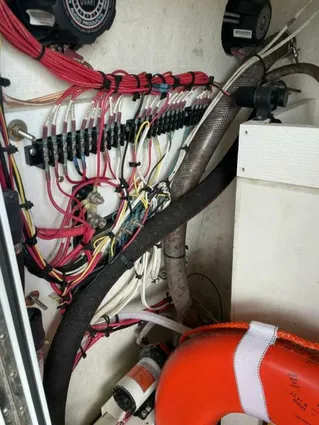 Custom 31 Center Console image