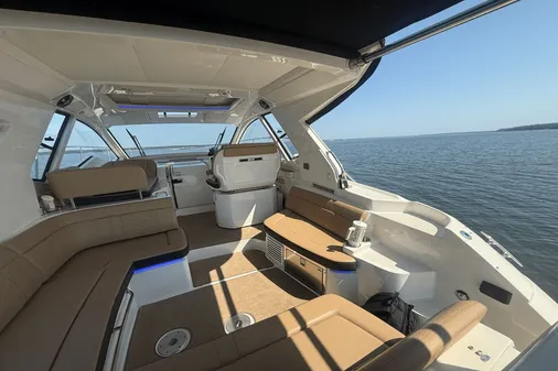 Sea Ray 350 Sundancer Coupe image