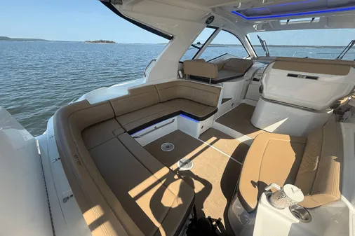 Sea Ray 350 Sundancer Coupe image
