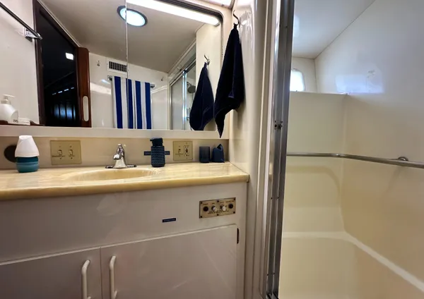 Hatteras Enclosed Bridge Sportfish image