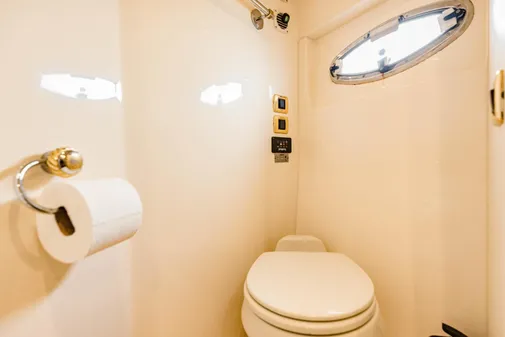 Carver 56 Voyager image