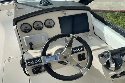Boston Whaler 270 Vantage image
