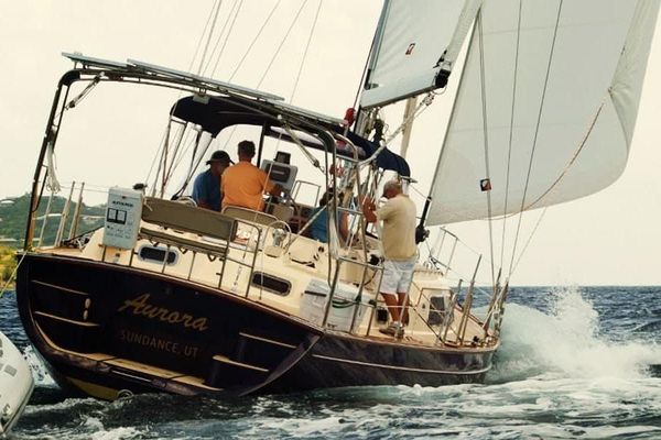 Island Packet 525 - main image
