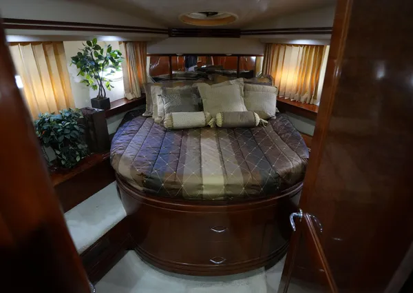 Carver 560 Voyager image