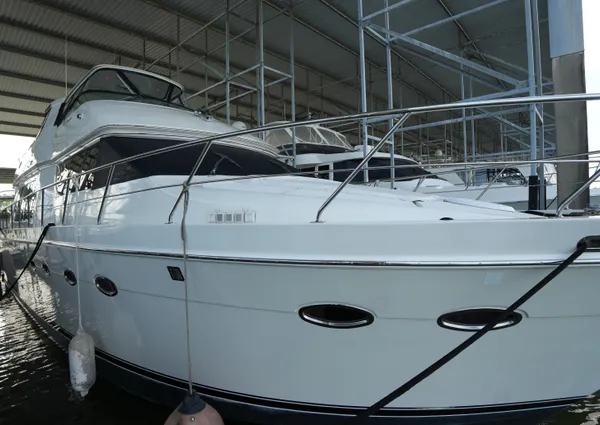 Carver 560 Voyager image