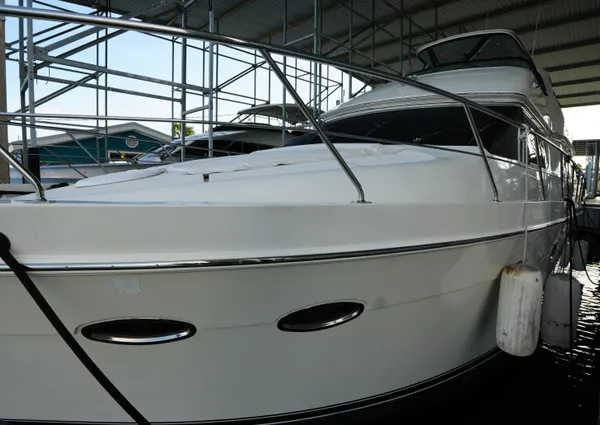 Carver 560 Voyager image