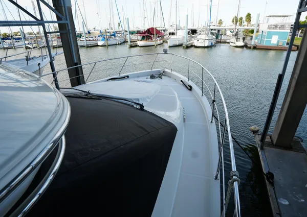 Carver 560 Voyager image