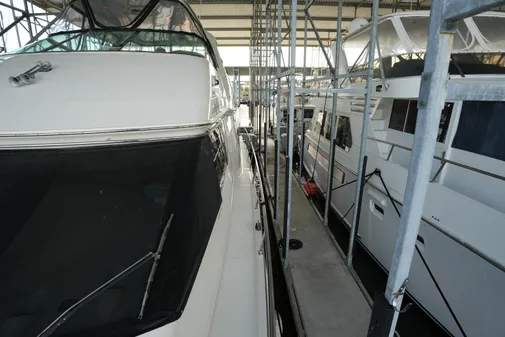 Carver 560 Voyager image