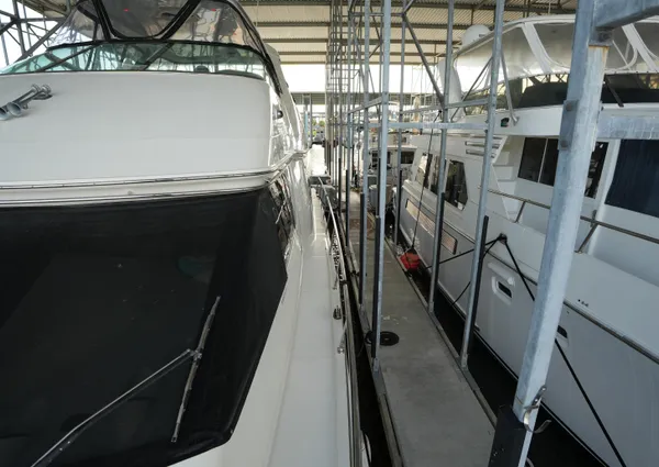 Carver 560 Voyager image