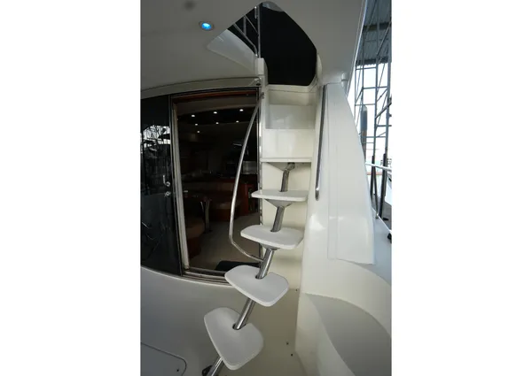 Carver 560 Voyager image