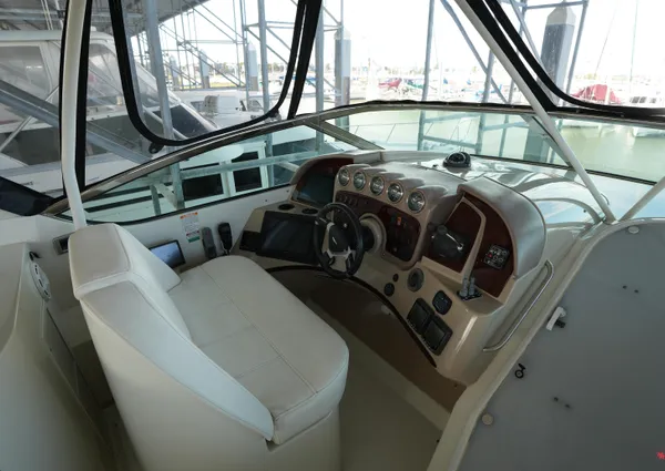 Carver 560 Voyager image