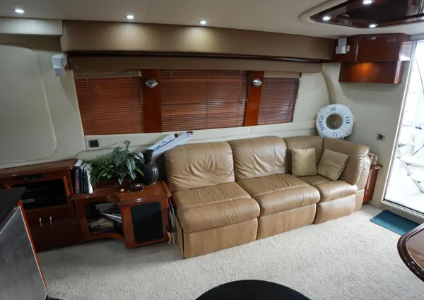 Carver 560 Voyager image