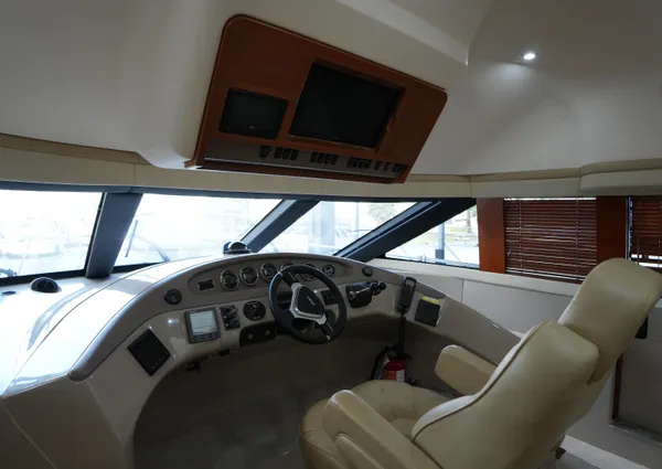 Carver 560 Voyager image