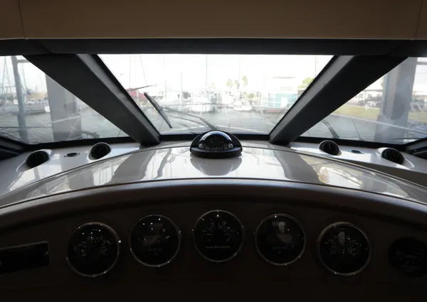 Carver 560 Voyager image