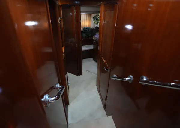 Carver 560 Voyager image