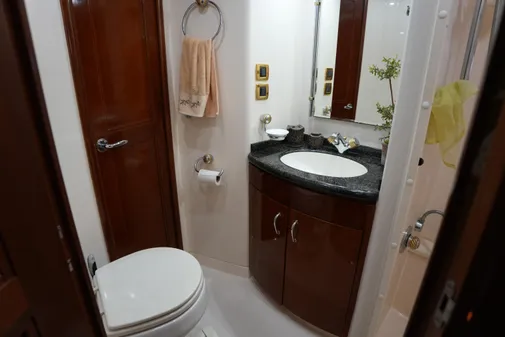 Carver 560 Voyager image