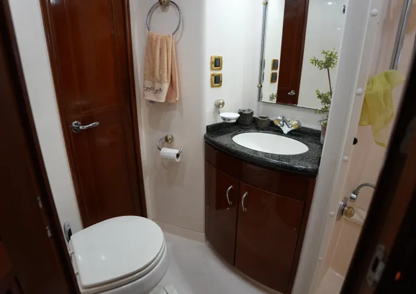 Carver 560 Voyager image