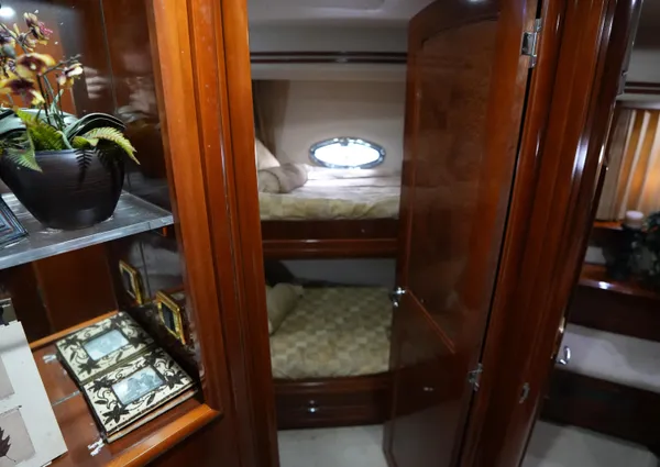 Carver 560 Voyager image