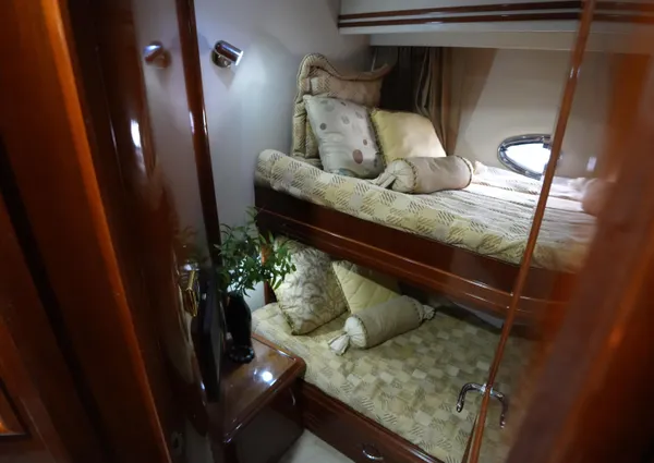 Carver 560 Voyager image