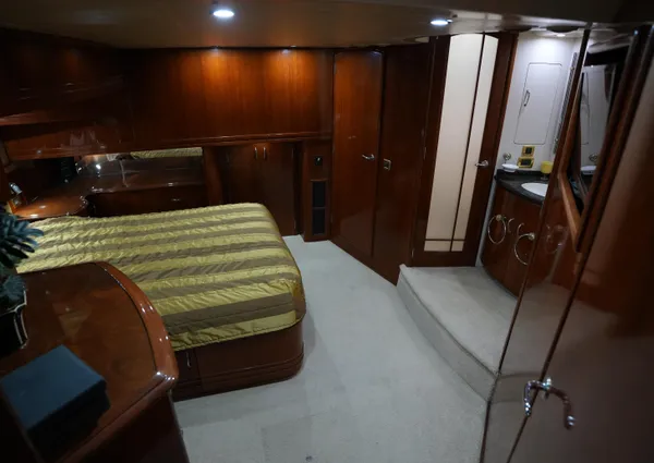 Carver 560 Voyager image