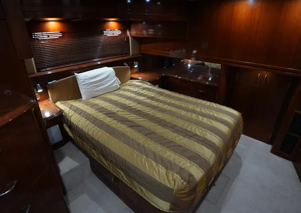 Carver 560 Voyager image