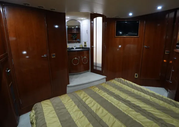 Carver 560 Voyager image