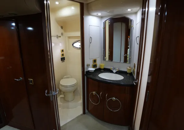 Carver 560 Voyager image