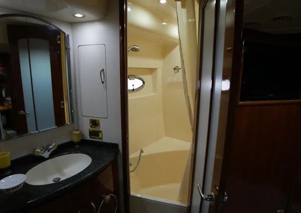 Carver 560 Voyager image