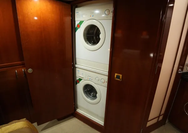 Carver 560 Voyager image