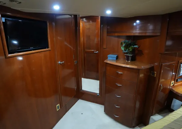 Carver 560 Voyager image