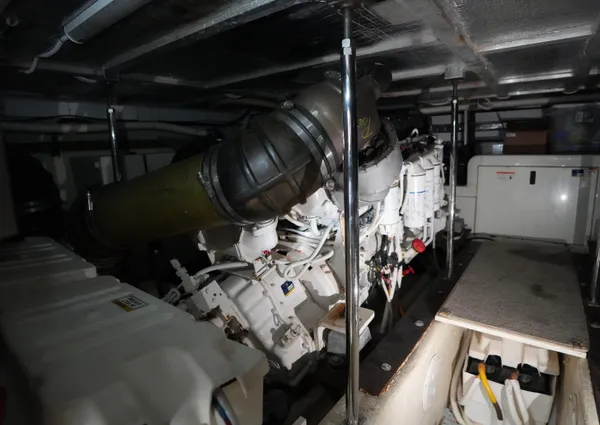 Carver 560 Voyager image