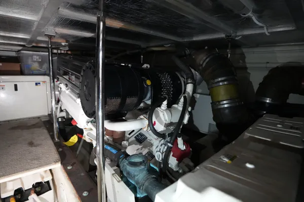 Carver 560 Voyager image