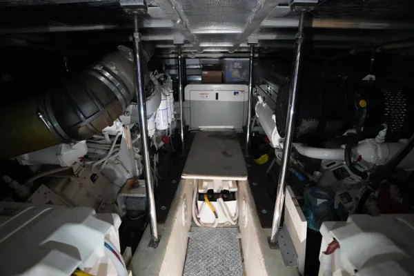 Carver 560 Voyager image