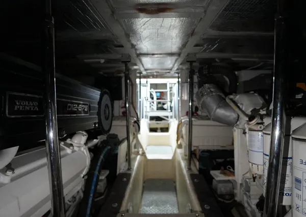 Carver 560 Voyager image