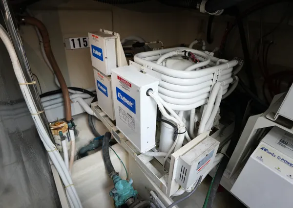 Carver 560 Voyager image