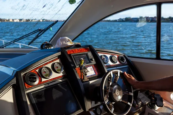 Cruisers Yachts 540 Sports Coupe image