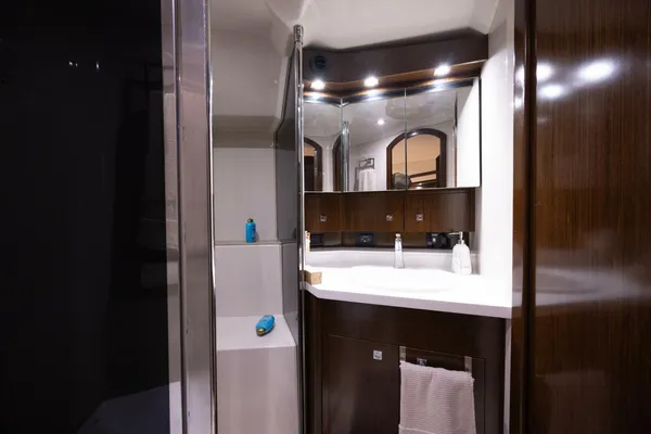 Cruisers Yachts 540 Sports Coupe image