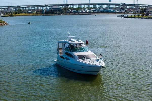 Cruisers Yachts 455 Express Motoryacht image