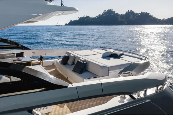 Azimut S8 image