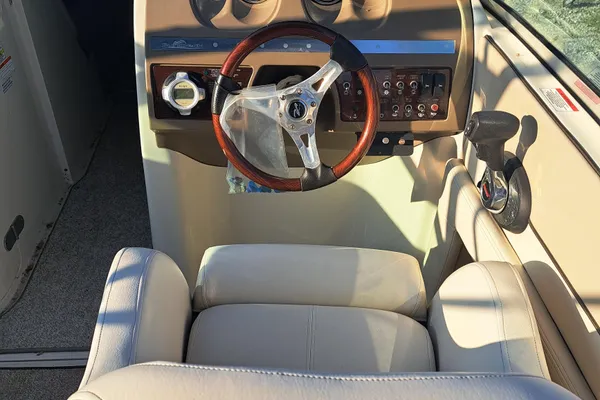 Sea Ray 260 Sun Deck image