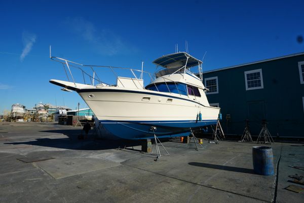 Hatteras 36 Convertible - main image