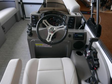 Qwest E-Class 814 CTR Cruise LT image