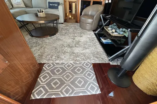 Hatteras 60 enclosed bridge image