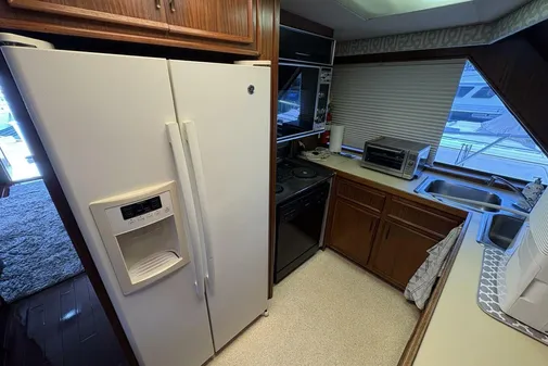 Hatteras 60 enclosed bridge image