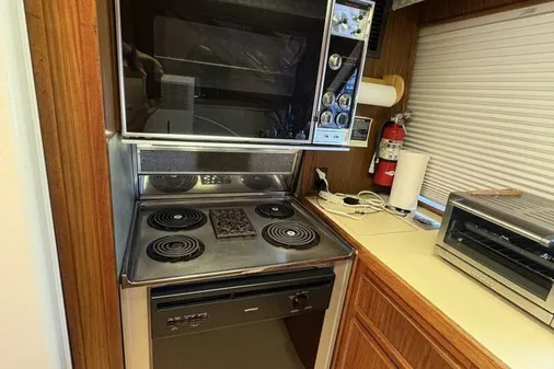 Hatteras 60 enclosed bridge image