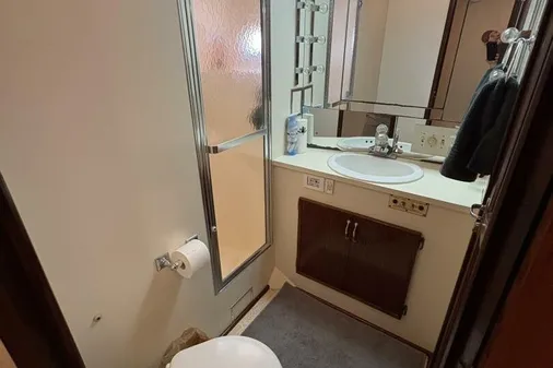 Hatteras 60 enclosed bridge image