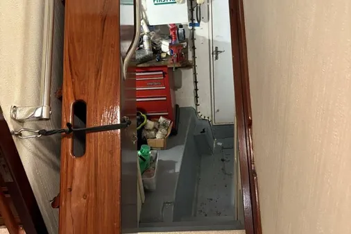 Hatteras 60 enclosed bridge image