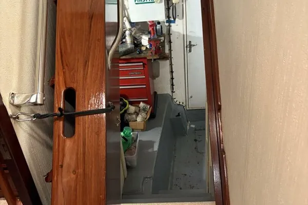 Hatteras 60 enclosed bridge image