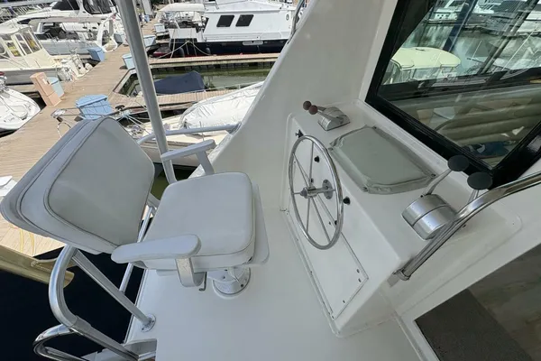 Hatteras 60 enclosed bridge image